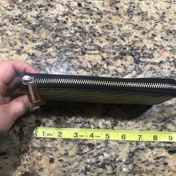 Coach wallet 3/4 zip - Picture 3 of 8